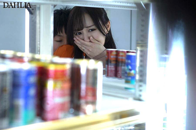 満たされない人妻の禁断不倫SEX 同じコンビニで働く男子大学生と汗だくで交わり続けた熱い冬… 芦名ほのか