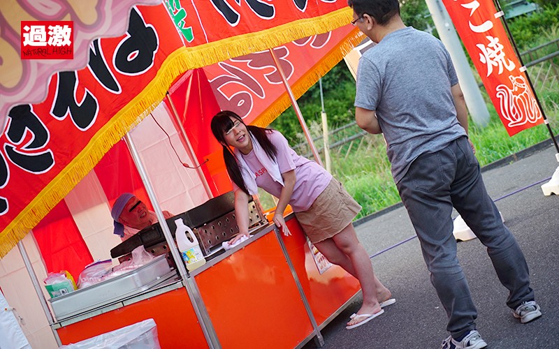 ナチュラルハイ20周年記念作品 接客中に顔を紅潮させながら感じまくるバイト娘 真夏の看板娘中出しSP ～海の家、ガソリンスタンド、祭りの的屋、ビアガーデン～ 総勢27人総集編付き2枚組480分 超豪華版