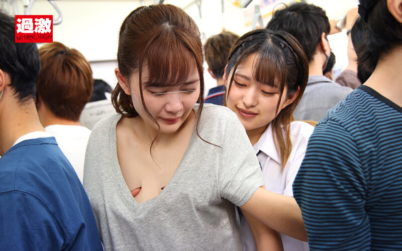 こっそり服の中で乳首いじり痴●され電車内でレズイキさせられた美乳女