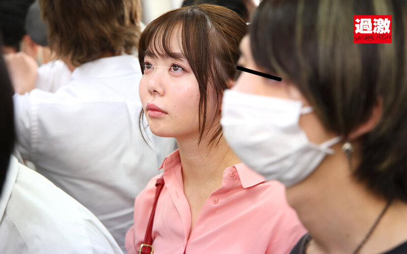 こっそり服の中で乳首いじり痴●され電車内でレズイキさせられた美乳女