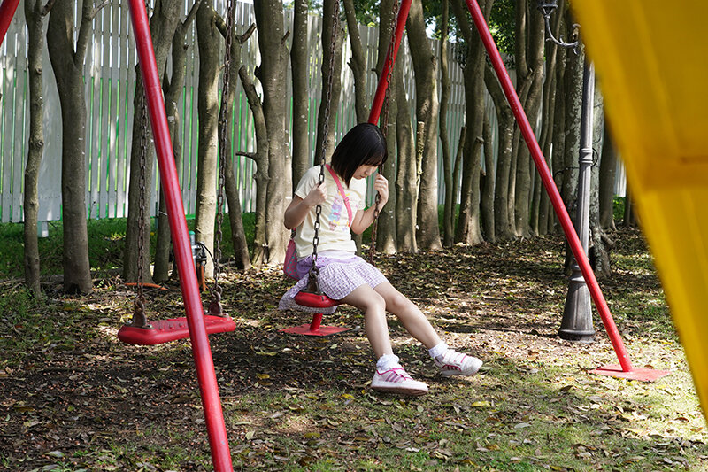 【VR】【小さい女の子特化】公園で遊ぶ○年生かなちゃん 143cm。ろり友達と一緒に声をかけ、こっそり悪戯。そのままヤリ部屋に連れこんで抱っこ座位・駅弁ファックピストン!パンパンパン!