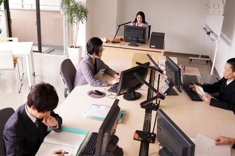 本庄鈴 出張先で童貞部下と相部屋に…持ち合わせていたコンドーム(彼氏用)は1つだけ…頼み込まれて1回だけSEX、のはずが部下が絶倫すぎて10発も中出しした