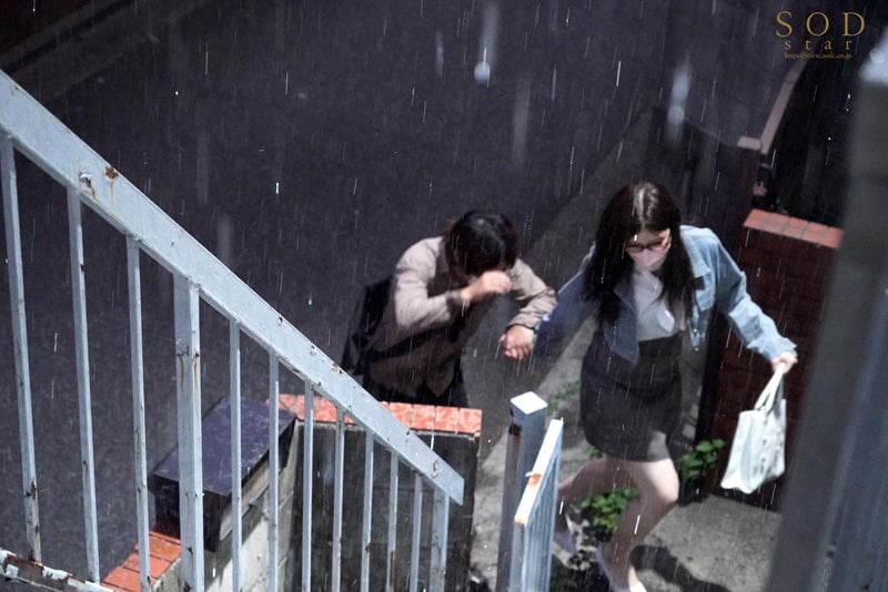 突然のゲリラ豪雨ではじめて出来た彼女の完璧すぎるエロボディが発覚!我慢できなくなってオッパイ揉みまくり!朝までイチャイチャパコパコしまくった!! 神木麗