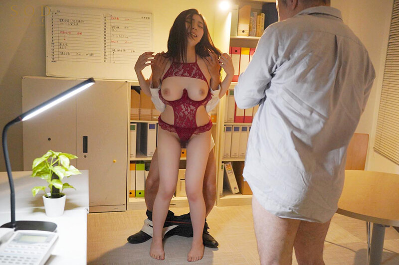 スタイルが抜群過ぎる部下の弱みを握り脅迫して肉奴●化。パワハラ上司の社内ランジェリー調教!! 神木麗