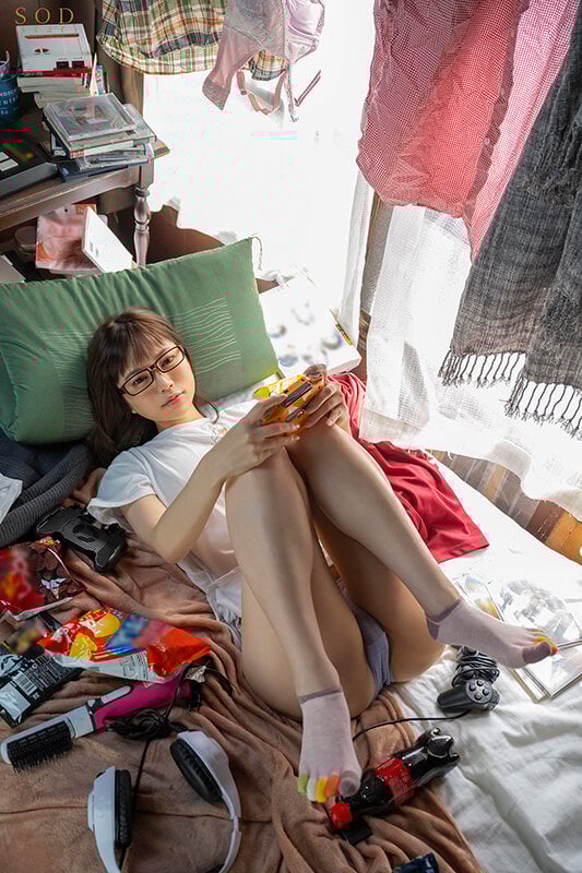 数年ぶりに帰省すると、アラサーの姉は未だに自称家事手伝い(ニート)の喪女だった。 隠れ巨乳の姉(26) 天宮花南