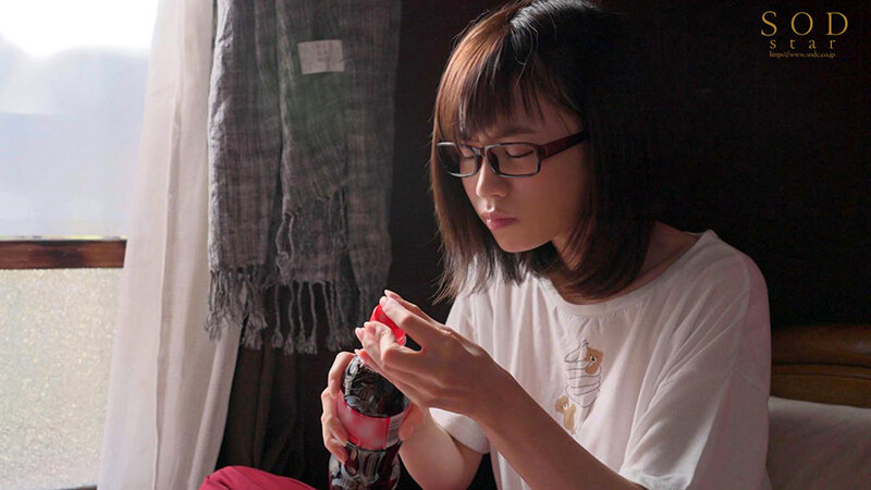 数年ぶりに帰省すると、アラサーの姉は未だに自称家事手伝い(ニート)の喪女だった。 隠れ巨乳の姉(26) 天宮花南