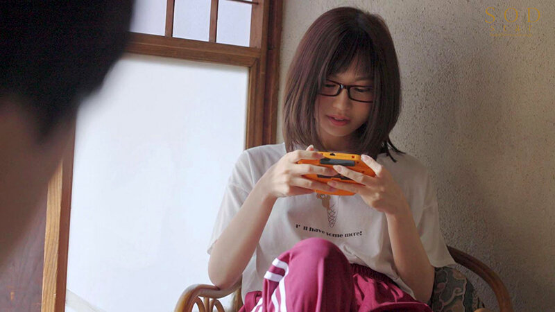 数年ぶりに帰省すると、アラサーの姉は未だに自称家事手伝い(ニート)の喪女だった。 隠れ巨乳の姉(26) 天宮花南