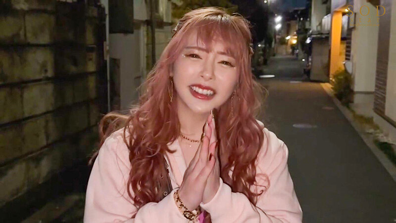 【夏といえば水着!SODstar全員ビキニ祭】終電逃したフェス帰りギャルを泊めてあげたら「お礼はカラダで(ハート)」と夜から朝まで何度もヌキまくってくれた! 小倉由菜