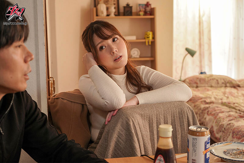 人妻で巨乳の彼女のお姉さんに冗談交じりでセックスで慰め合おうと誘われた僕は。 月見伊織