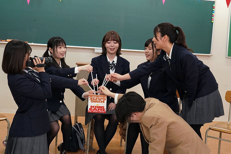放課後の黒タイツ女子○校生たちに突撃交渉!同い年の童貞クンと人生初の王様ゲームしてみませんか?いろいろなデニール数のムレた黒タイツを独り占めでハメまくり!!挟まれ踏まれ絞められて中出し放題!!ハーレム筆おろし大乱交!