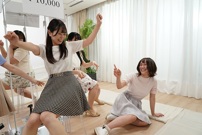 仲良し女友達限定!勝ち残れば100万円!脱落したらデカチン即ハメ!女子大生5人組が「ち○ぽ即ヌキ椅子取りゲーム」に挑戦!親友の目の前で次々とデカチン激ピストンされ人生初の生中出しセックス!!