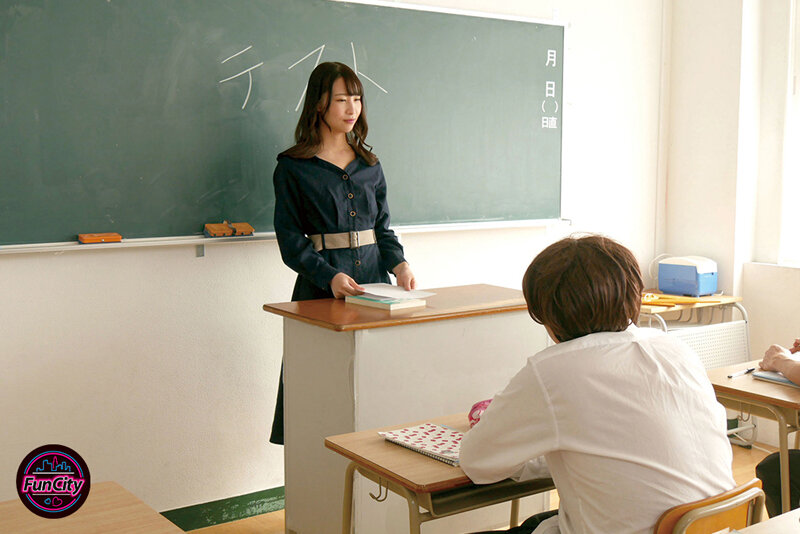 噂の露出狂先生「B組の三尾先生のヤバイ話、知ってる?授業した後に、全裸で校内を歩き回っているらしいぞ」もう抑え切れない、生徒達の前で恥を晒してイキ狂いたい…三尾めぐ