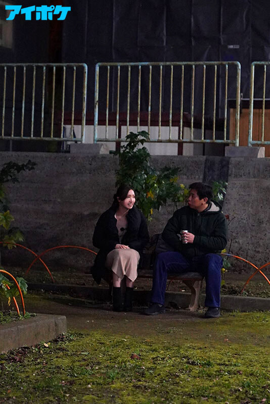 クリぼっちダメ絶対!! クリスマスを一人で過ごす寂し男性を逆ナンしエッチなクリスマスSEXプレゼント 逆ナンドキュメンタリー ガチクリスマスに強行ロケ 加美杏奈