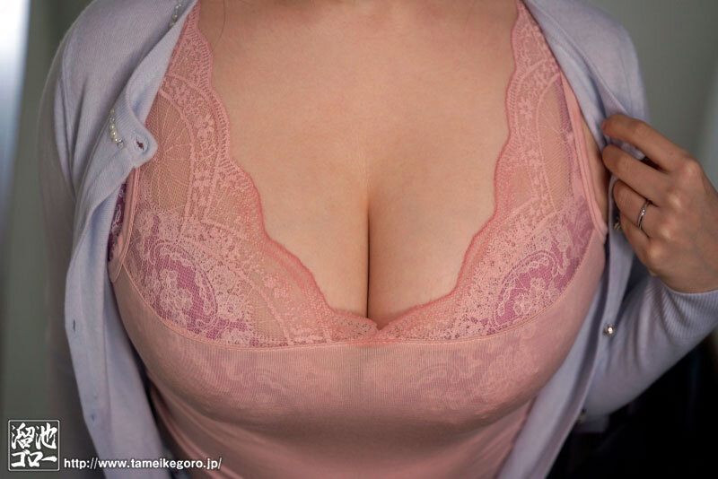 1人暮らしの男の部屋で乳首ビンビン!!むっちり爆乳人妻家政婦 ちなみん