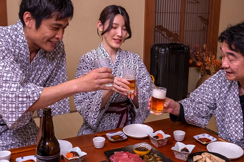 パワハラ気質で生理的にぜったい無理な夫の上司に同行した地方出張で悶絶の絶倫巨根で突かれまくった僕の妻が健闘むなしく翌朝までには快楽堕ちしてしまった……的な話です 森沢かな