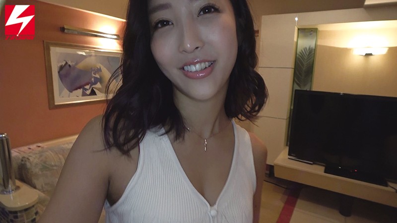 『旦那が帰ってきちゃうから…急いでしよっ』 即尺！即ハメ！美人セレブ妻は即効型の都合のイイ絶倫ビッチだった。 人妻:スミレさん。