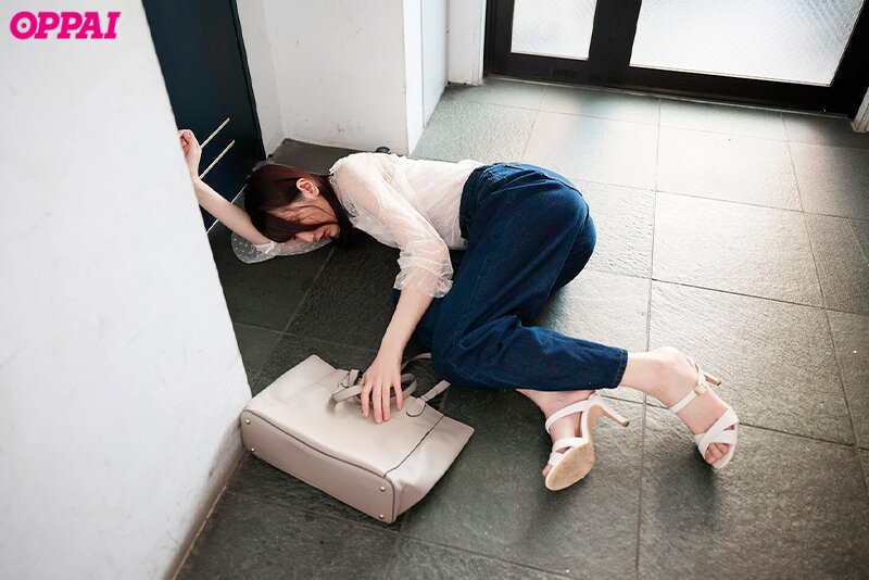 【VR】初VR!倒れていた隣家のクビレ巨乳お姉さんが風俗嬢! 看病のお礼に朝まで15のフルオプションお泊りコース恩返し 天川そら