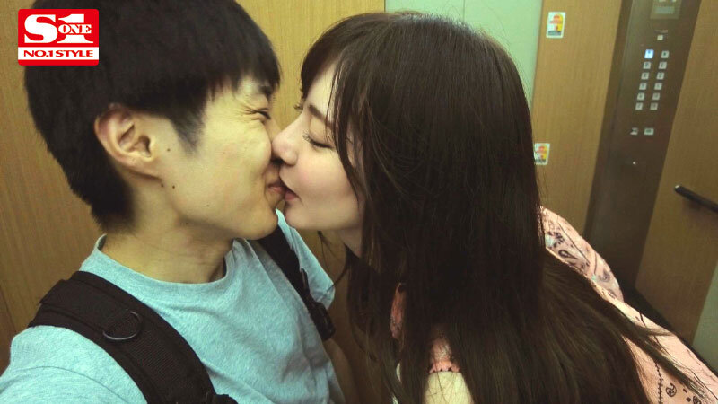 路チューで勃起したでしょ?10発射精しても、朝を迎えても、長身お姉さんにひたすら犯●れたい… 楓ふうあ