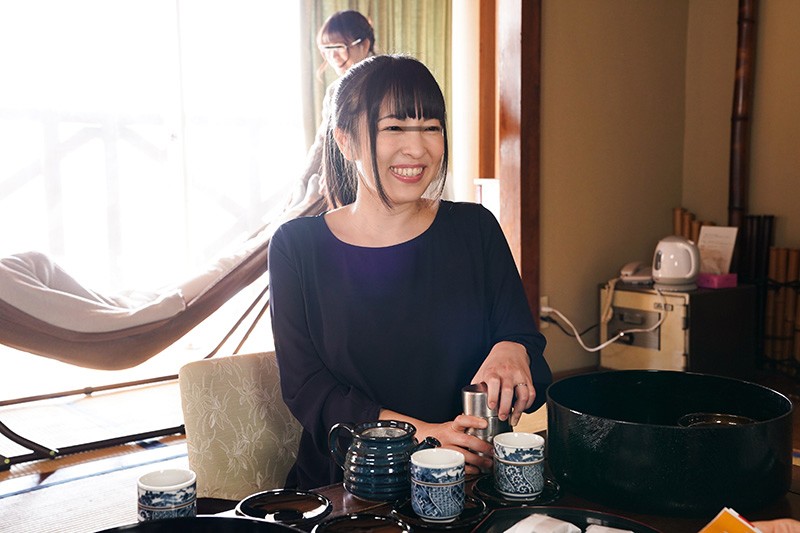 「町内会の巨乳ママ友たちがスパリゾートで小さな水着を着たら思わずポロリ！勃起を見せたら興奮してヤらせてくれた」VOL.1