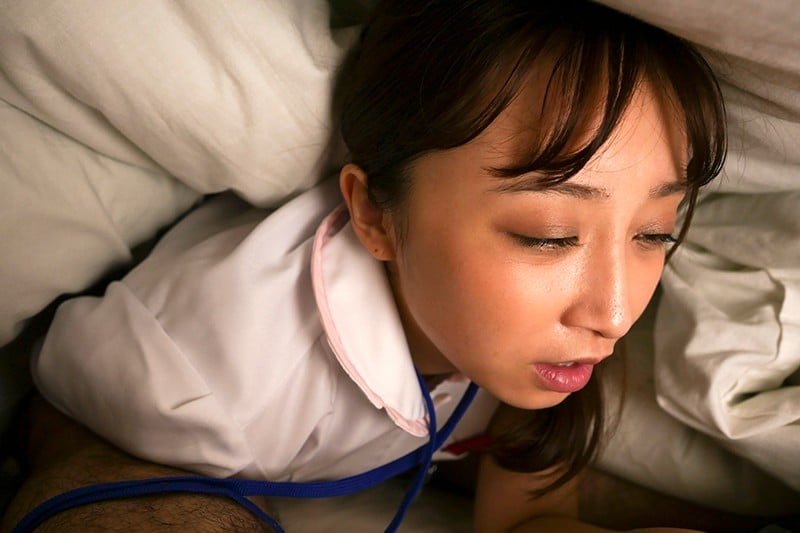 勃起したままの男を一切動かさないS字尻振り騎乗位介助で骨抜きにする美尻ナース