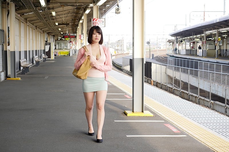 「『そんなに触ったら…おばさんここでセックスしたくなっちゃう』無意識に胸が密着してしまい真面目な青年を痴●師に変えてしまう迷惑巨乳女」VOL.2