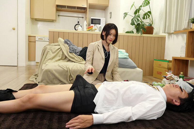 酔いつぶれた部下のおちんちんが舐めたくて我慢出来ない！性欲に負けた女上司が勃起チ○ポを握る瞬間を見逃すな！！