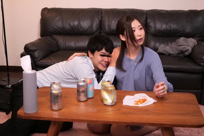 酔いつぶれた部下のおちんちんが舐めたくて我慢出来ない！性欲に負けた女上司が勃起チ○ポを握る瞬間を見逃すな！！