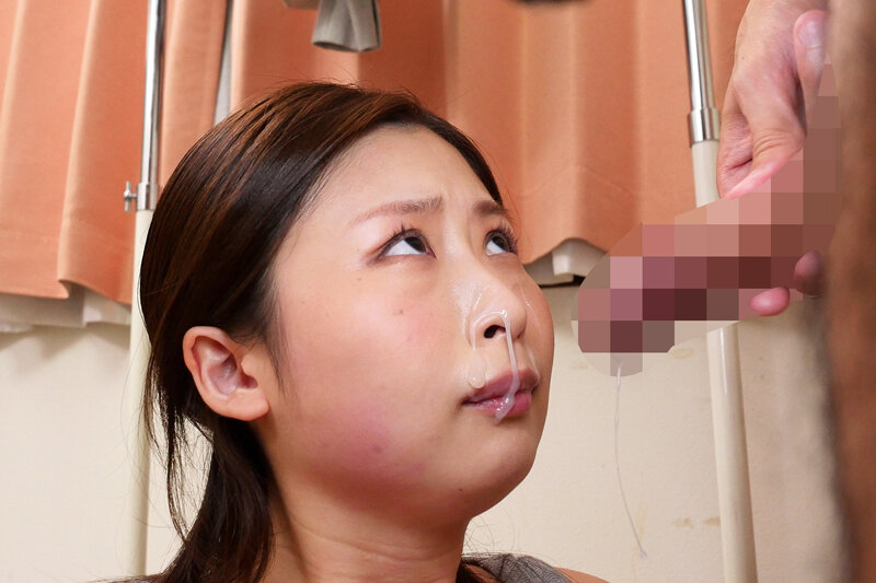 若い男の子にフェラチオを頼まれても断れない私は突然顔射されても怒れないんです