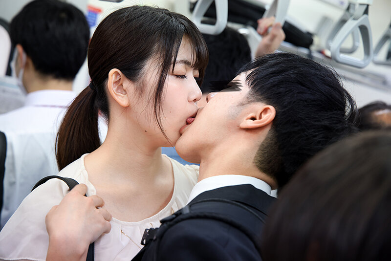 ワザと満員電車でエロ尻を若者の股間に押しつけ勃起チ○ポでパンツ越しオナニーをしだす誘惑お姉さん