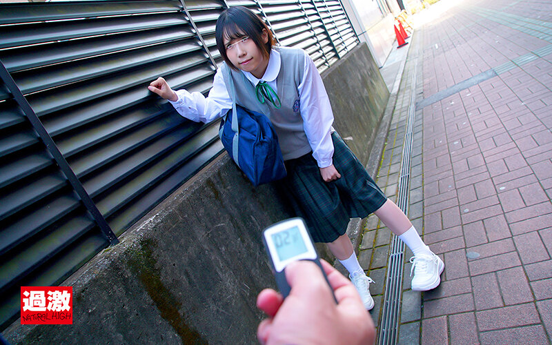 ロングスカート女学生痴● 初イキ潮でびしょ濡れになるまで制服を汚しまくれ! 推定155cm/敏感ショートヘア娘