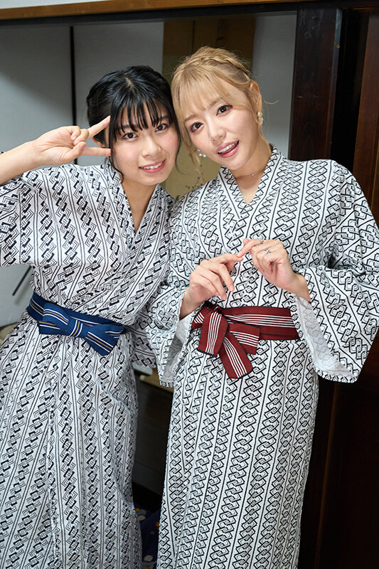 潮吹きレズ露出 指ズボ快楽でセルフ潮をまき散らす金髪と黒髪のイチャビチャ絶頂デート