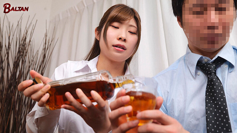 出張先で相部屋になった奥手な上司を誘惑し限界まで射精させるOL 渡森ちひろ