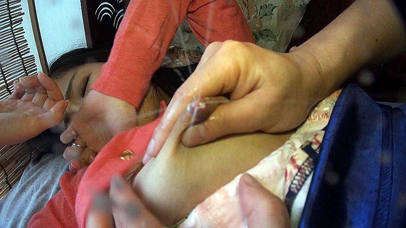 神秘の体液を世間に晒し辱めを受ける 見世物母乳ママ