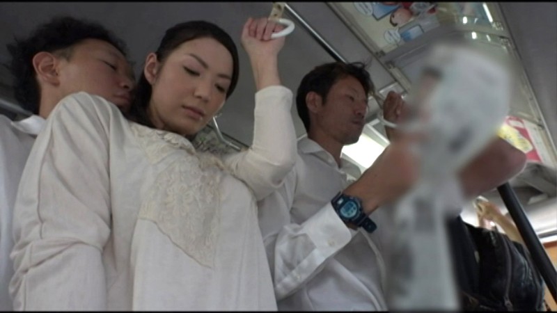 私痴●バスに乗ります。3 ワイセツな指先が清楚な若妻の理性を崩す…夫同伴のバス車内で痴●に犯●れる人妻 愛乃ゆな