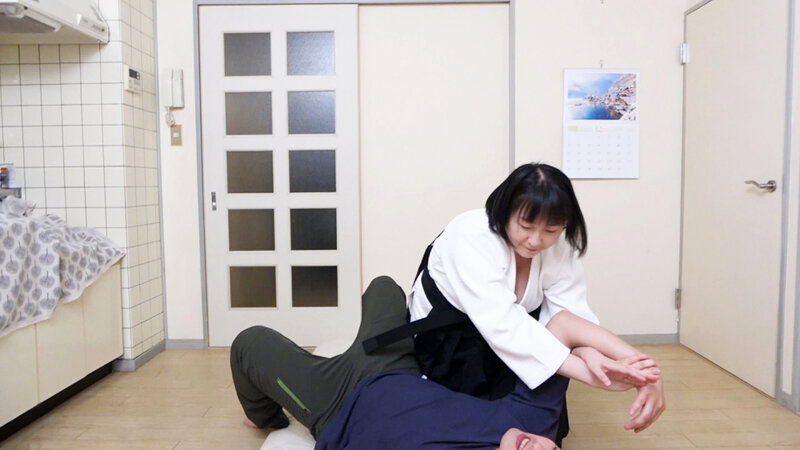 都内郊外のスーパーでパートとして働く地味な奥さんはムッツリ爆乳H-cupの合気道の達人でした。 志緒里さん（45歳）