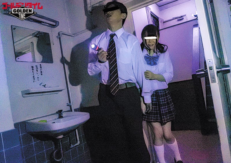 『お願い！手を繋いでて！でも絶対見ないで！聞かないで！』肝試しでクラスの女子とトイレで2人っきり！極度に怖がりな女子が1人でオシッコ出来ないからと、ボクと手を繋いだままオシッコする事に…！？『絶対後ろを向かないで！音も聞かないで！』と言われたけど…