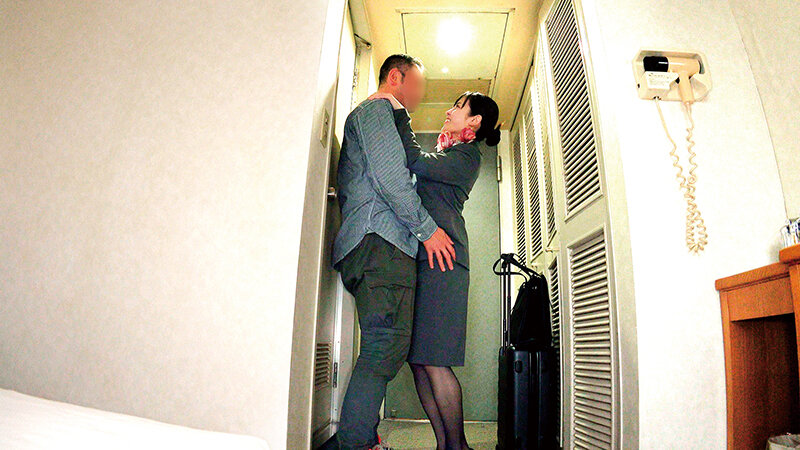 すんごいカラダの絶倫CA≪27才≫を30日間以上禁欲させた結果…フライト帰りはSEXモンスター チ○ポ貪りゴム無し4本番エロス剥き出し温泉旅行