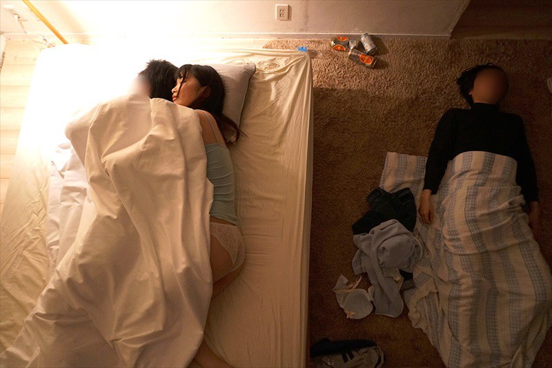 雑魚寝してたらボクの布団に友達の彼女が潜り込できて… 4 寝ぼけキスには彼氏のフリして応じておいて 目覚めて拒否るカノジョに「こんなに勃起させたのキミだから」とイキ声ガマンさせ何度も奥突き!