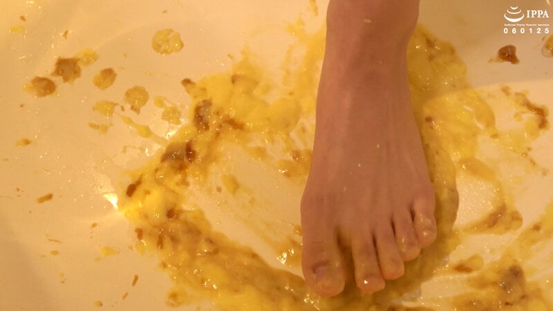 足裏でクラッシュフェチ 泉りおん