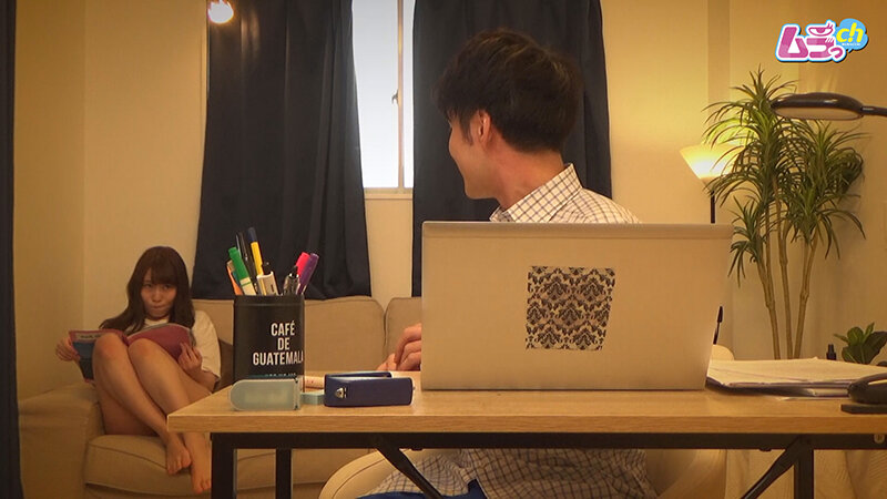 カップル盗撮 テレワークでオンライン会議真っ最中の彼氏のそばで、我慢できずオナニーする性欲旺盛すぎなドエロ彼女