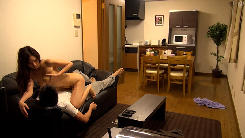 水をかけられてずぶ濡れの女が文句を言ってきた!家に上がりカラダを拭けと…そしておマ○コも濡れてびちょびちょなので拭けと股を広げ…