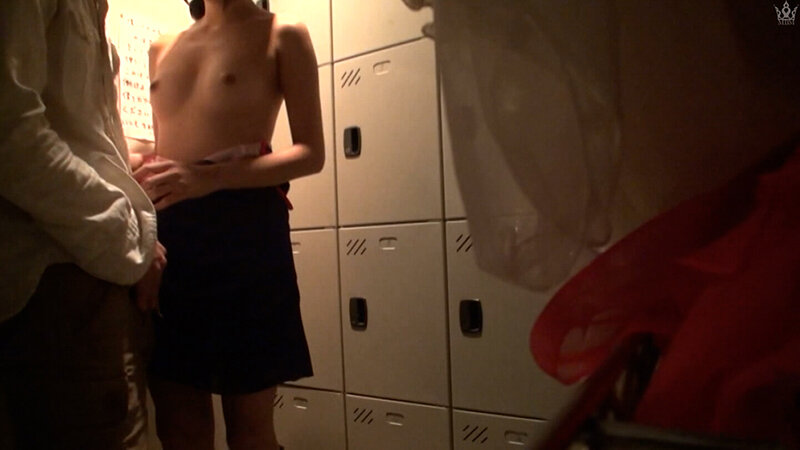 日本一卑猥な会員制キャバクラに潜入取材！1対1のボックスシートで我慢の限界、周りを気にして声を殺して生挿入！