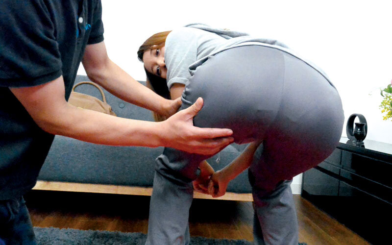 ぼっきん乳首の人妻と密着セクササイズ 美川由加里