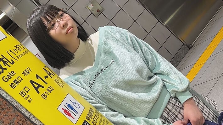 つきまとい02 ~地味な子の制服姿・自宅・私服姿を何日も盗撮記録~