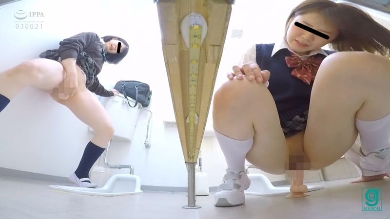 学校トイレ ディルドシェアオナニー2 ~恥じらい忘れてイキ合いっ子~