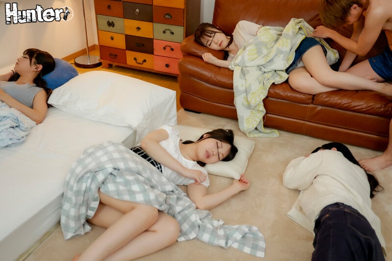 スローピストンサイレントレ×プ「えっ嘘、何してるんですか？」「バレたら大変な事になるから静かにしてろ！」彼女の親友たちを寝てる間に次々●す！