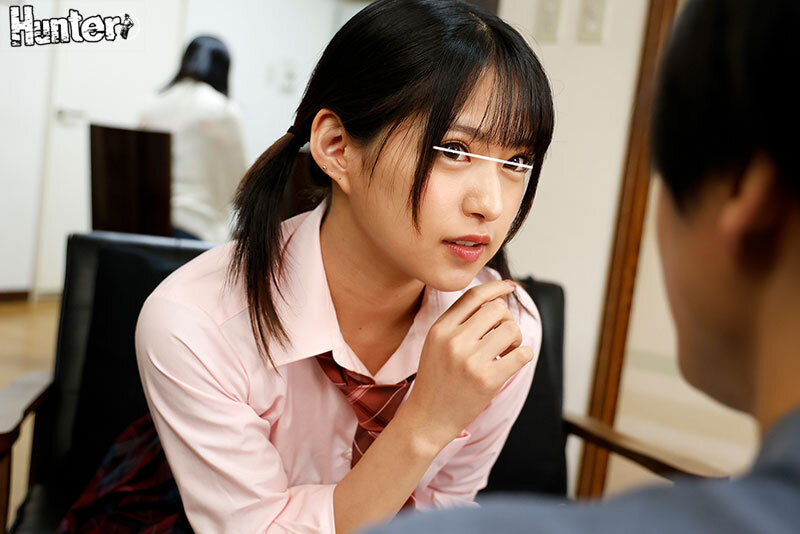 『ねぇ~スカートの中でオナニーして私のパンツにぶっかける勇気ある!?』超変態地味女子がとんでもない誘惑!周囲にバレない様にドキドキしながら…