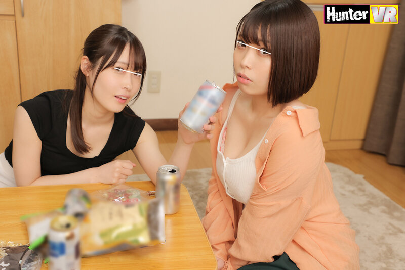 【VR】辛抱たまらず挿入したら負け？酔った勢いでボクのチ○ポで勝手に貝合わせ素股 控えめでおしとやかでおっぱいも大きいボクの彼女。彼女の家で手料理をごちそうになるはずが、酔った彼女の妹が突如乱入！初めましてもそこそこに始まった飲み会。すると実は…