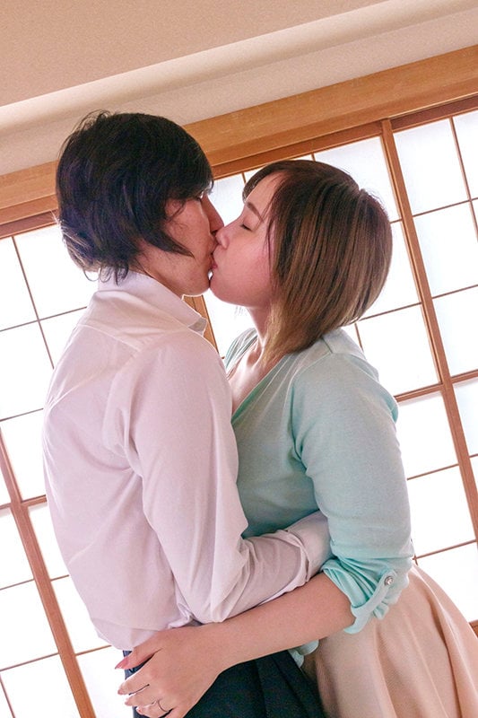 勉学に励むフル勃起の童貞学生に夫に内緒でヤラせてあげた優しい優しい巨乳主婦 田中ねね