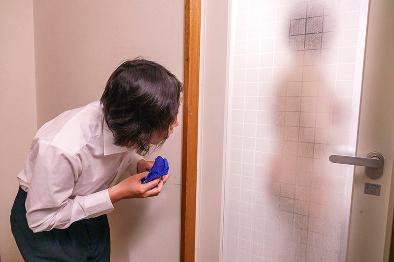 勉学に励むフル勃起の童貞学生に夫に内緒でヤラせてあげた優しい優しい巨乳主婦 田中ねね